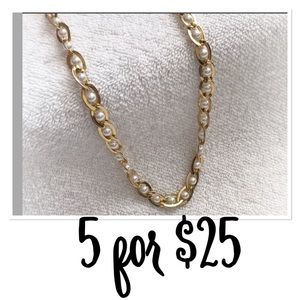 🚨CLOSET CLOSING🚨 Vintage Cut Out Gold with Pearls Necklace